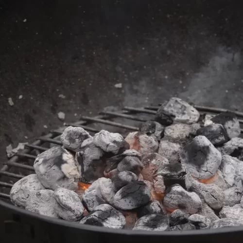 Briquetas de carbón cubiertas de ceniza gris listas para cocinar