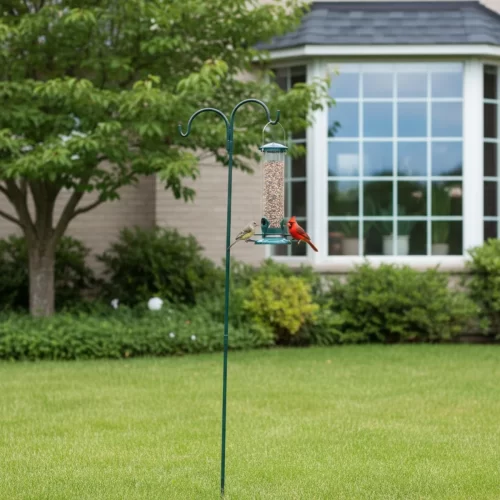 Comedero para pájaros en poste cerca de ventana en jardín