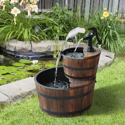 Fuente de barriles de madera en césped con estanque.