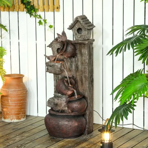 Fuente decorativa con macetas y casitas de pájaros.