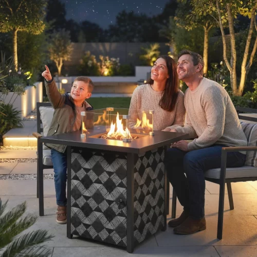 Mesa con brasero de gas y mampara de cristal, familia reunida por la noche en el jardín