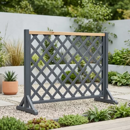 Panel de enrejado gris pintado con travesaño superior de madera natural en un patio con gravilla