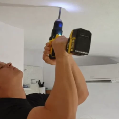 Taladrando el agujero guía en el techo para instalar el anclaje de la silla hamaca.