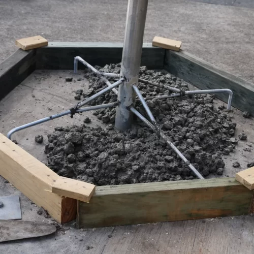 Acabado de la superficie de cemento con una paleta alrededor del tubo central