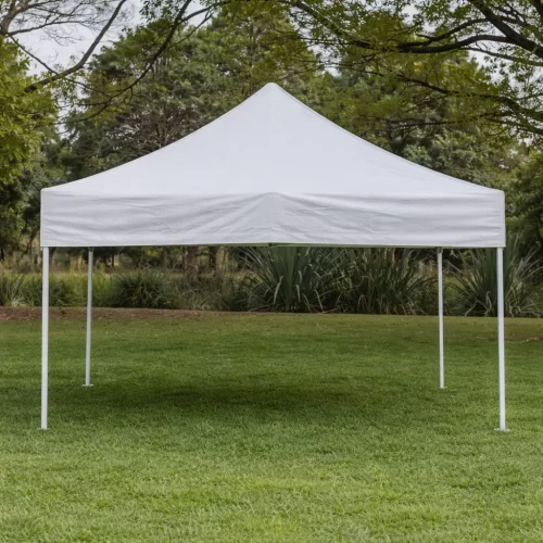 Carpa gazebo blanca completamente montada con las cuatro patas extendidas sobre césped