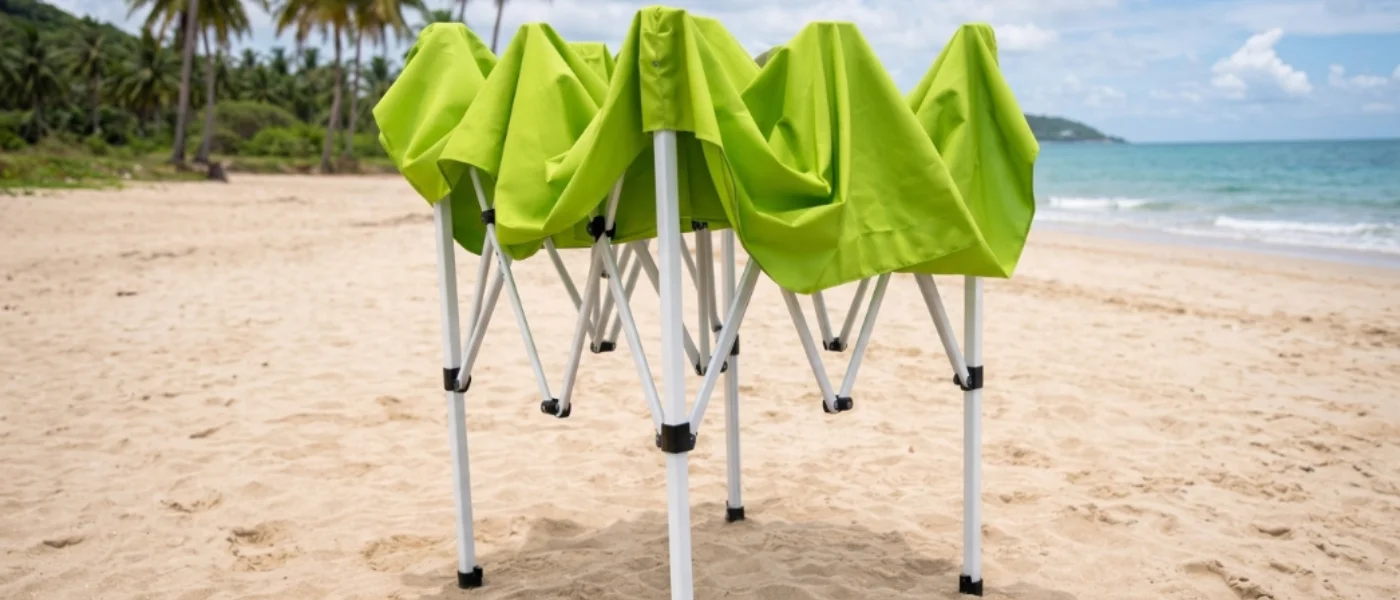 Carpa gazebo de color verde completamente plegada y de pie en la playa 1400