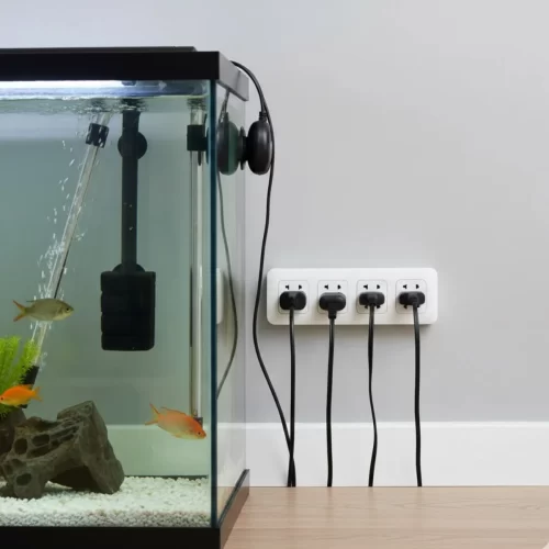 Cercanía a fuentes de alimentación conexiones seguras y prácticas - cables del acuario enchufados a una regleta de pared