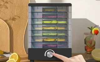 Deshidratador de alimentos con varias bandejas llenas de frutas y verduras en rodajas, con una mano ajustando el control 1400