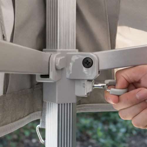 Detalle del conector de esquina de una carpa gazebo con mosquetón desenganchado