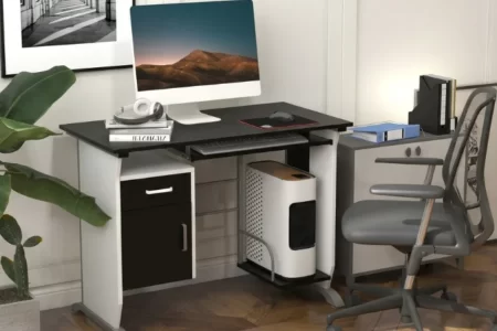 Escritorio de ordenador negro con silla ergonómica en oficina en casa 1400