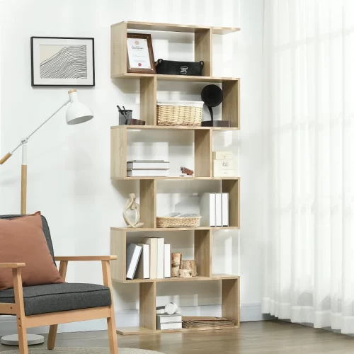 Estantería asimétrica de madera con libros y decoración