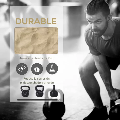 Hombre haciendo peso muerto con kettlebell negra rellena de arena, resistente a corrosión y ruido.
