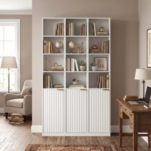Librería blanca de 3 módulos con puertas en salón