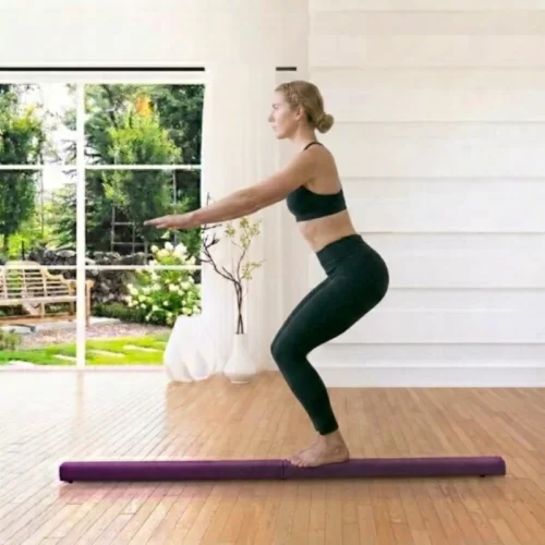 Mujer haciendo sentadilla sobre una barra de equilibrio.