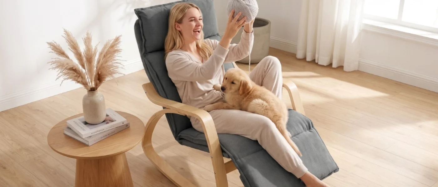 Mujer jugando con su cachorro golden retriever en mecedora de madera y tela gris