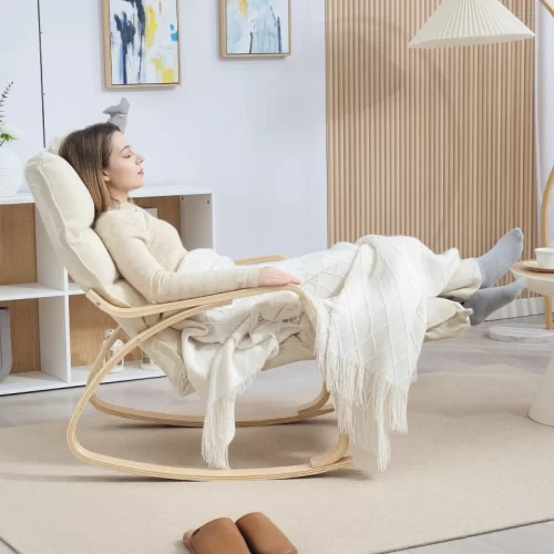 Mujer descansando en una mecedora tapizada color crema