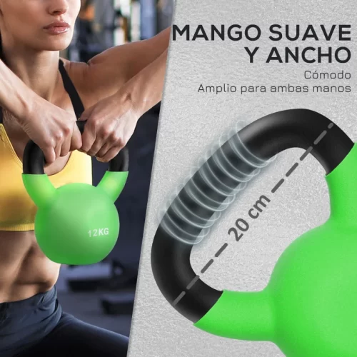 Mujer sosteniendo kettlebell verde de 12 kg con mango ancho y acolchado, mostrando la medida de 20 cm.