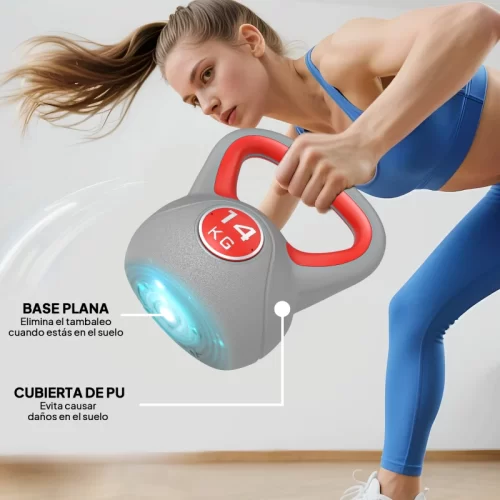 Mujer usando kettlebell gris y roja de 14 kg, destacando base plana y cubierta de PU antideslizante.