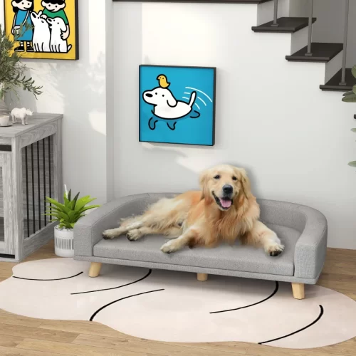 Perro Golden Retriever tumbado sobre un sofá gris para mascotas con patas de madera.