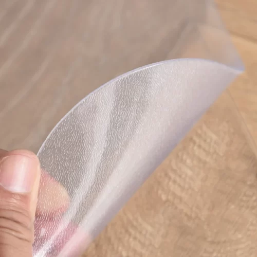 Primer plano del material transparente y flexible de una alfombrilla para silla