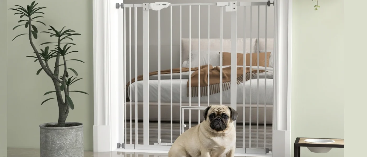 Puerta de seguridad blanca con puertita para mascotas y un pug sentado frente a ella. 1400