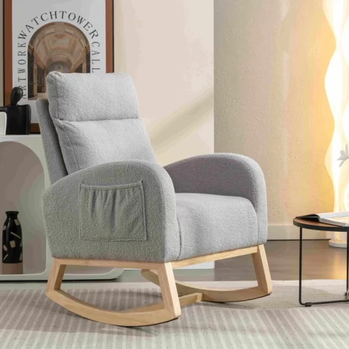 Sillón mecedora gris claro con base de madera y bolsillo lateral
