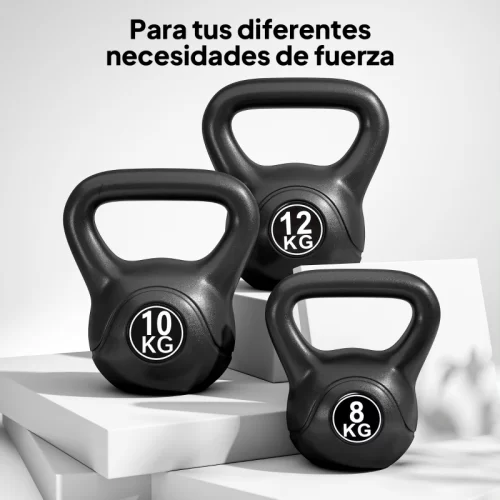 Tres kettlebells negras de 8, 10 y 12 kg apiladas sobre bloques blancos.