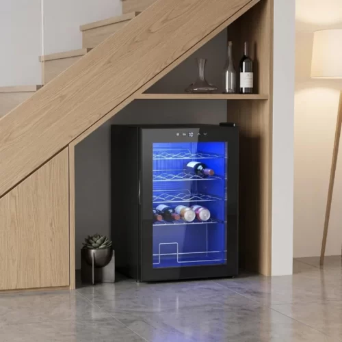 Vinoteca compacta colocada en el hueco bajo una escalera