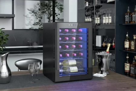 Vinoteca negra integrada bajo la encimera de una cocina moderna 1400