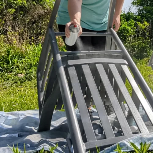 Aplicando una capa extra de pintura en spray sobre el asiento