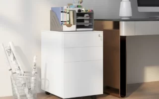 Archivero blanco móvil con organizador de escritorio y carpetas encima, junto a un escritorio
