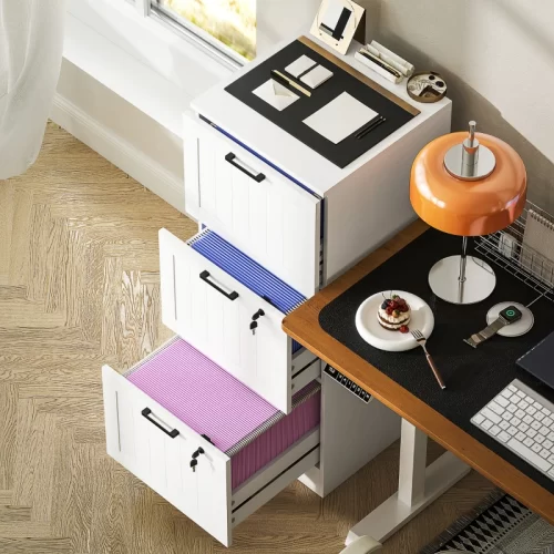 Cajones de archivador abiertos con carpetas colgantes de colores azul y morado