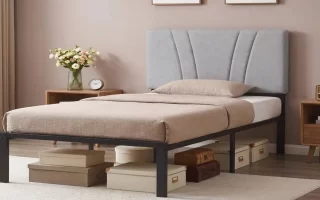 Cama con cabecero tapizado gris en dormitorio con mesitas de noche 2