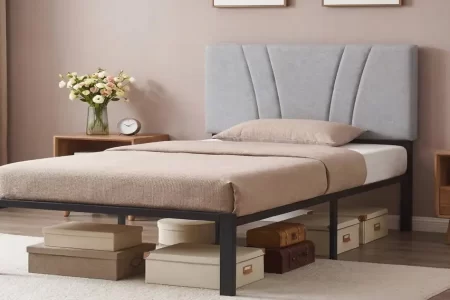Cama con cabecero tapizado gris en dormitorio con mesitas de noche 2