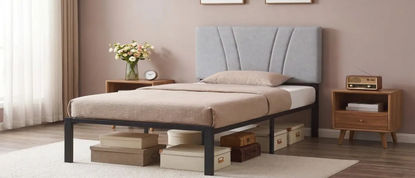 Cama con cabecero tapizado gris en dormitorio con mesitas de noche 2