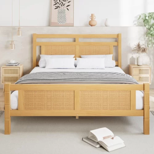 Cama de matrimonio en madera natural con cabecero de ratán