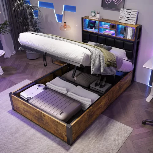 Cama doble de madera clara con cabecero y piecero de ratán en un dormitorio luminoso.