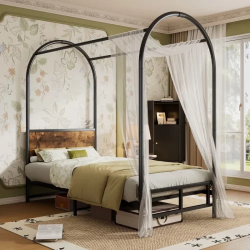 Cama con dosel de metal negro en un dormitorio decorado