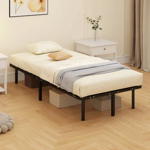 Comparación de dos dormitorios cama de metal negro industrial frente a cama de madera natural.