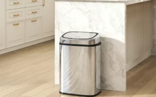 Cubo de basura de acero inoxidable junto a la isla de cocina 1400
