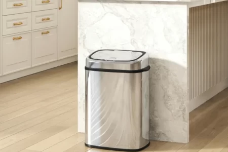 Cubo de basura de acero inoxidable junto a la isla de cocina 1400
