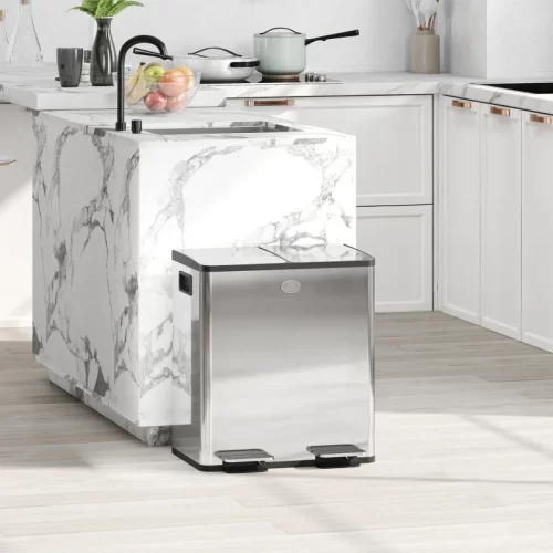 Cubo de basura doble con pedal junto a una isla de cocina blanca