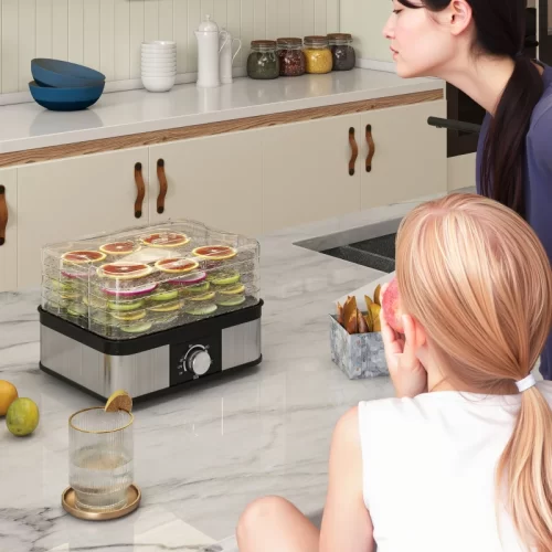 Deshidratador de alimentos compacto con bandejas de fruta secándose.