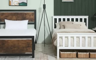 Dos camas individuales enfrentadas una de metal con madera oscura y otra de madera blanca 1400