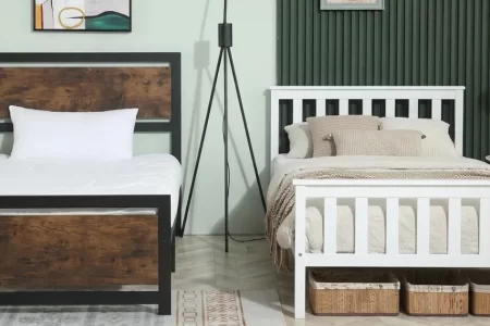 Dos camas individuales enfrentadas una de metal con madera oscura y otra de madera blanca 1400