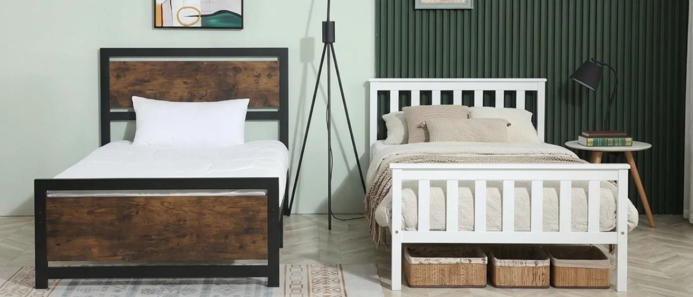 Dos camas individuales enfrentadas una de metal con madera oscura y otra de madera blanca 1400