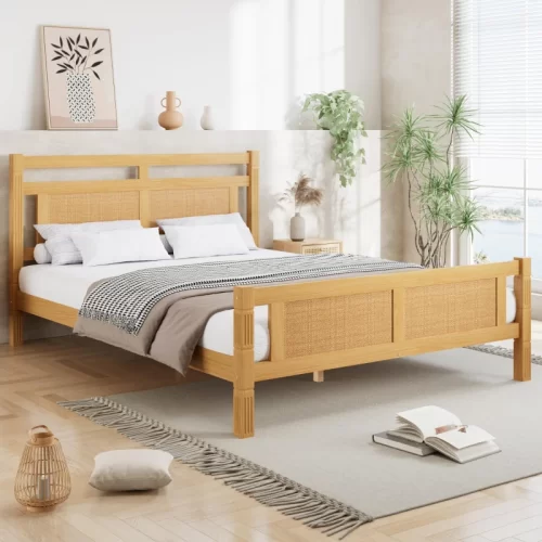 Cama de madera clara con detalles de rejilla
