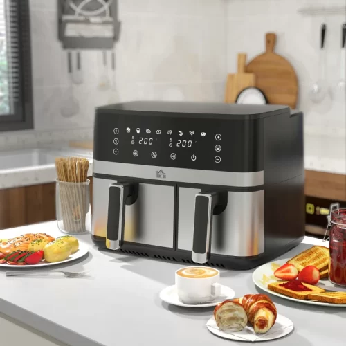 Freidora de aire de doble cesta con panel digital, junto a un desayuno c