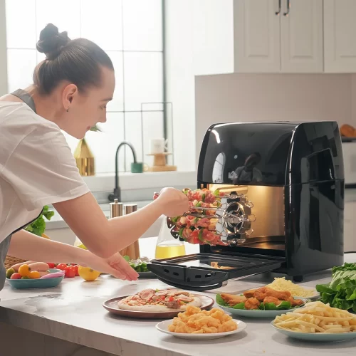 Horno freidora de aire con función de rotisserie preparando brochetas de