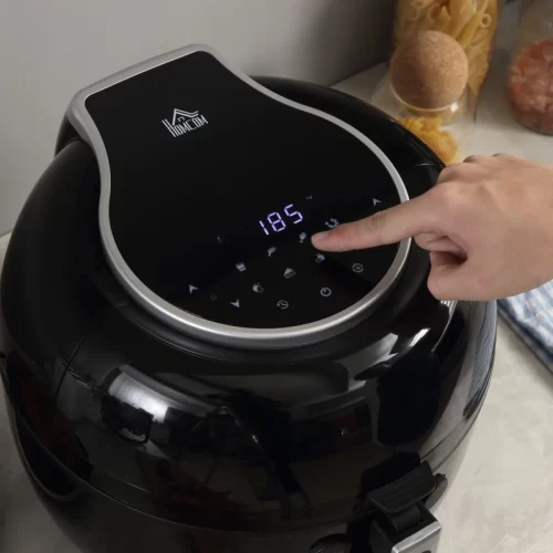 Mano ajustando la temperatura en el panel digital de una freidora de air